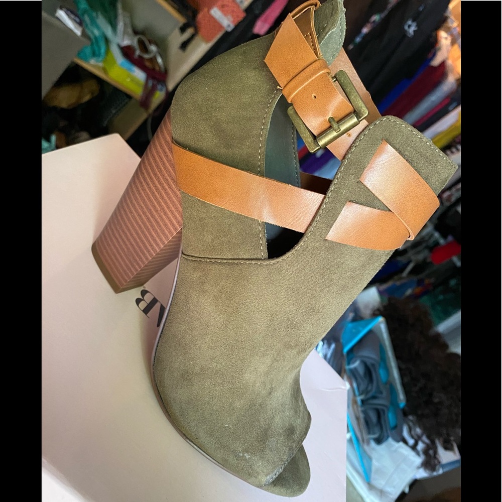 Dark Green/tan ankle booties